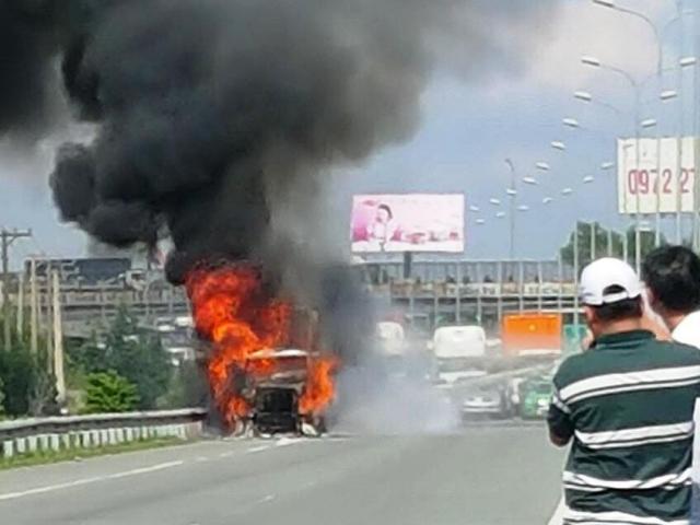 Tin tức trong ngày - Xe container cháy khủng khiếp trên cao tốc, giao thông “tê liệt”