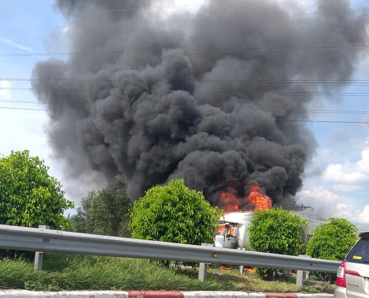 Xe container cháy khủng khiếp trên cao tốc, giao thông “tê liệt” - 2