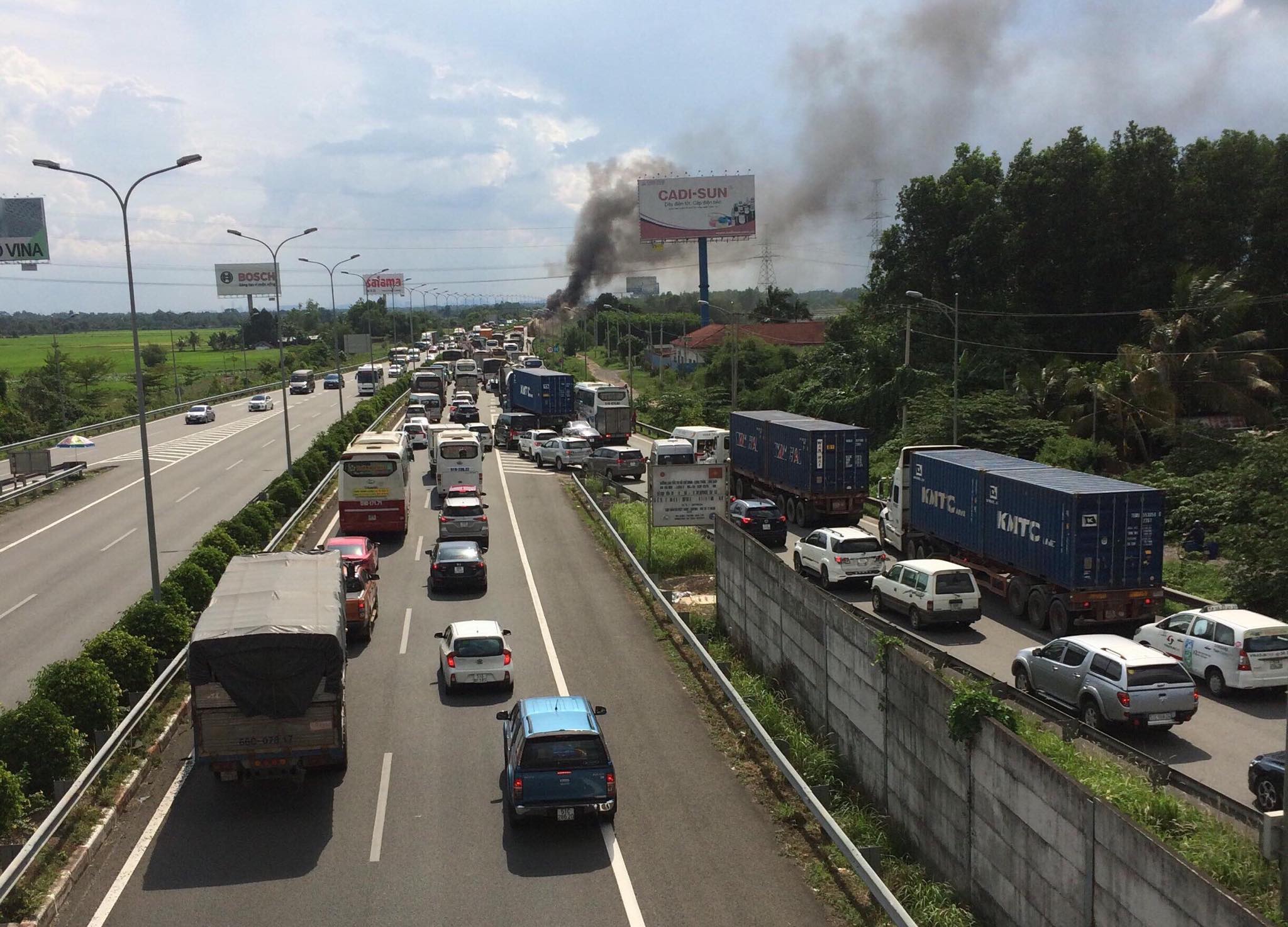 Xe container cháy khủng khiếp trên cao tốc, giao thông “tê liệt” - 3