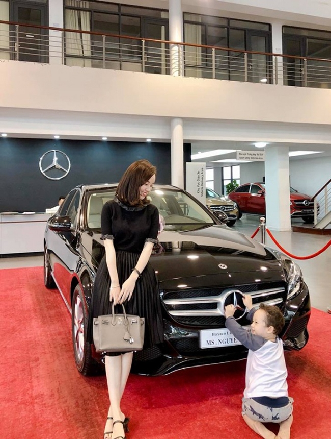 Đầu tháng 12.2018,&nbsp; bà mẹ một con đăng tải hình ảnh dẫn con trai - bé Khoai Tây đi nhận xe hơi mới.&nbsp; Được biết, xe hơi hot girl sinh năm 1990 mới tậu thuộc thương hiệu Mercedes.