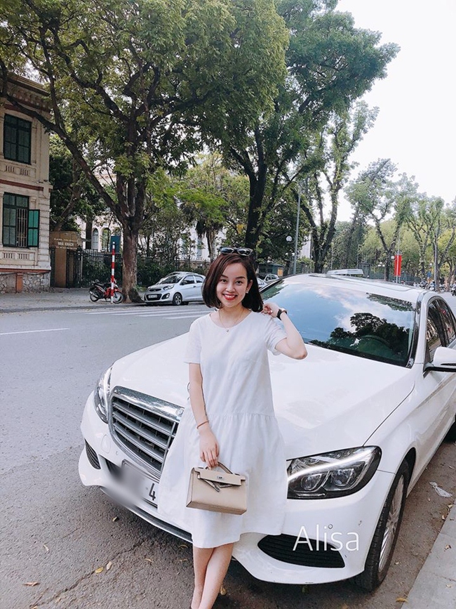 Năm 2017, hot girl 9X từng tậu một chiếc xe hơi cùng hãng nhưng có màu trắng.  Nói về lý do đổi xe trong vòng 1 năm, Ly Kute trả lời trong một bình luận với một người bạn và cho biết, cô đổi xe vì chiếc xe cũ màu trắng "không hợp mệnh" với người đẹp.