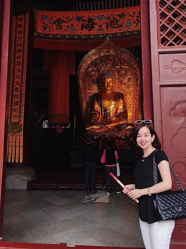 Thời gian rảnh rỗi cô thường đi lễ chùa, cầu bình an cho cả gia đình.