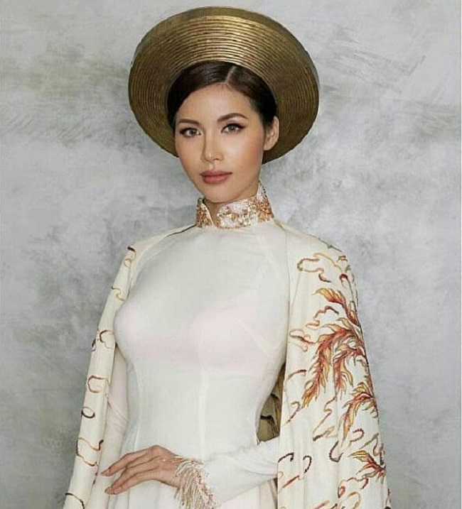 &#34;Khi mặc áo dài trắng, các bạn nên tránh chọn những màu đậm như đen, nâu, xanh đậm hoặc các màu quá tươi như màu cam, hồng hoặc màu dạ quang &#40;màu lumina&#41;&#34;, stylist nói thêm.
