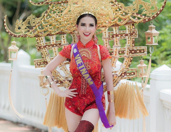 Áo dài lai áo tắm: Bộ trang phục của Phan Thị Mơ gây xôn xao khi mang đi thi sắc đẹp quốc tế. 