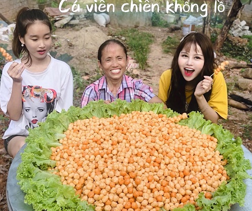 Cận cảnh thiếu nữ xinh đẹp bị "ném đá" trong Vlog Bà Tân - 1