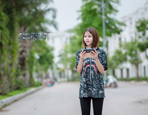 Cận cảnh thiếu nữ xinh đẹp bị "ném đá" trong Vlog Bà Tân - 5