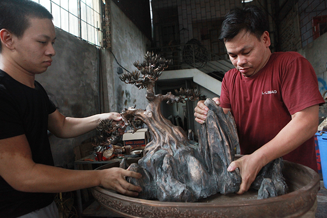 Chủ nhân của tác phẩm tùng cổ bonsai bằng đồng nguyên khối là anh Nguyễn Tấn Hùng (Gia Bình, Bắc Ninh).