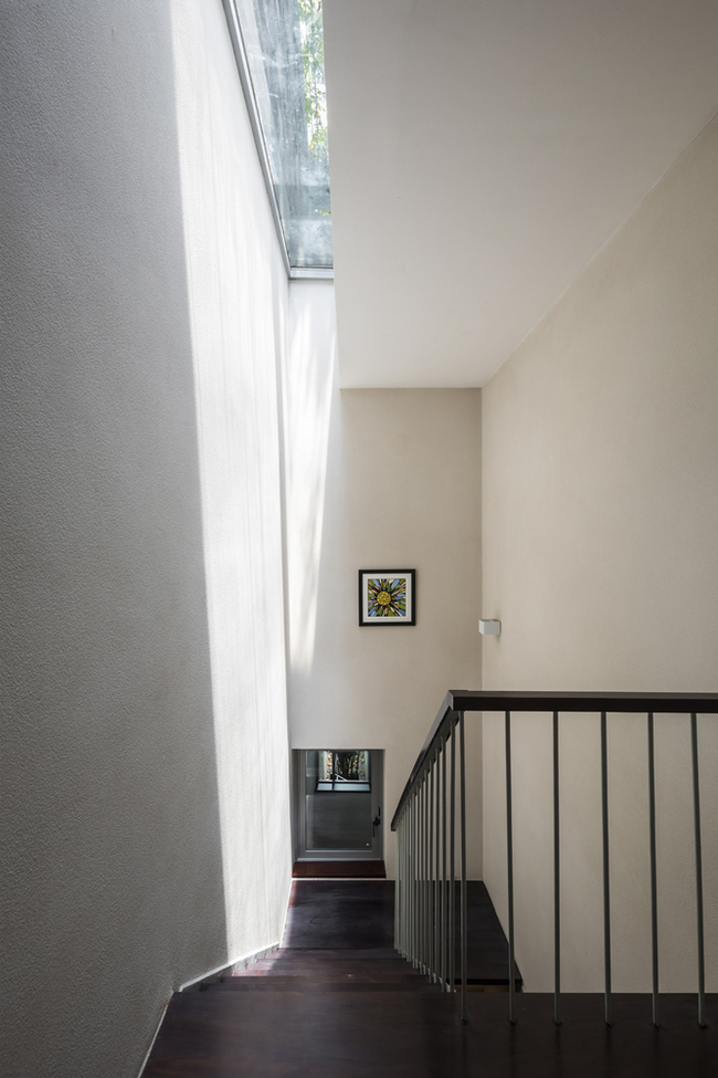 Do bề ngang của khu đất hạn chế, cầu thang đi lại giữa các tầng được thiết kế hẹp để tiết kiệm diện tích