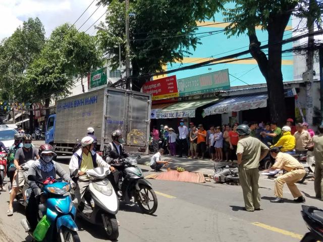Tin tức trong ngày - Chạy sát lề đường, cô gái vẫn chết tức tưởi dưới bánh xe tải