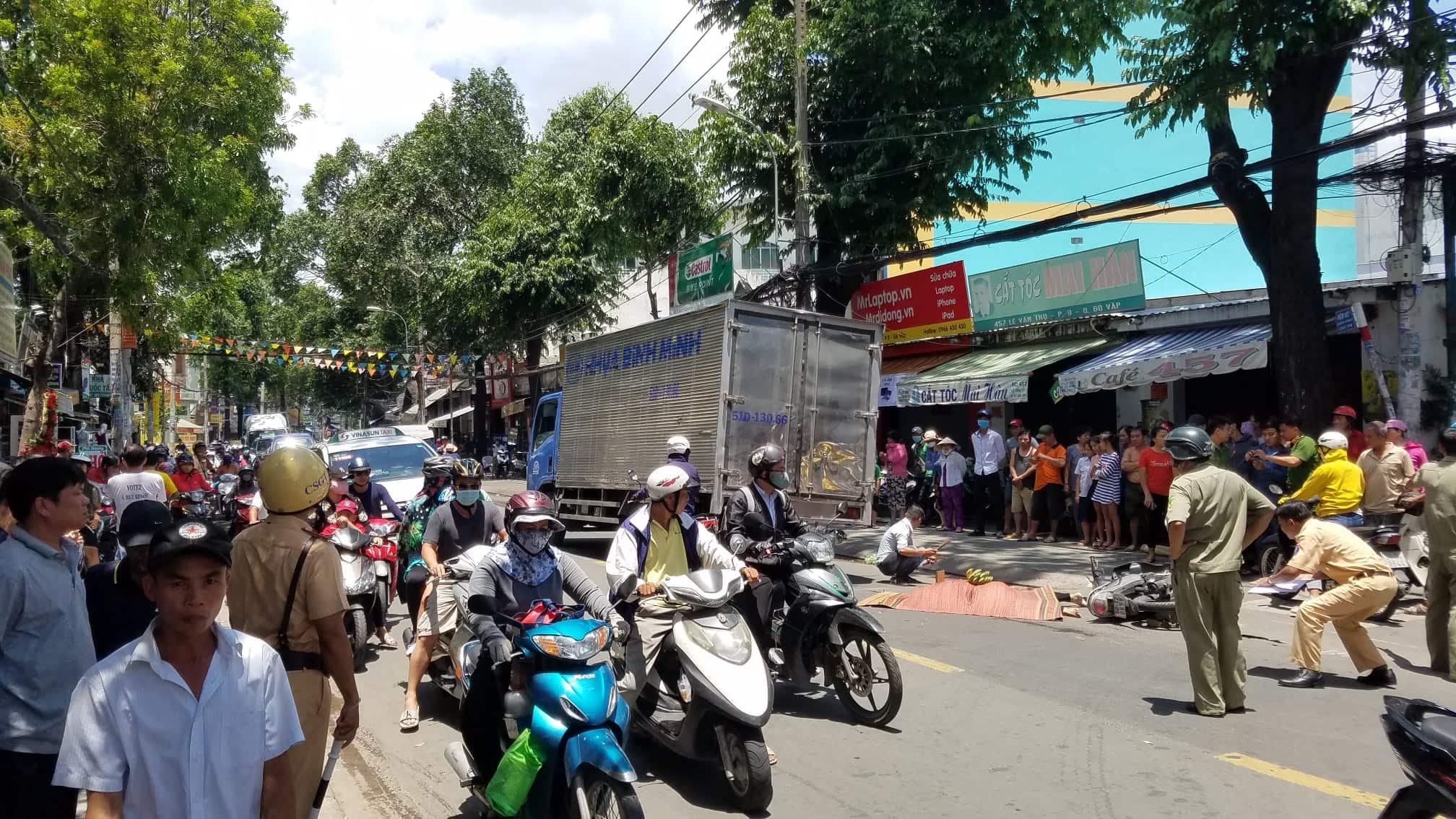 Chạy sát lề đường, cô gái vẫn chết tức tưởi dưới bánh xe tải - 1