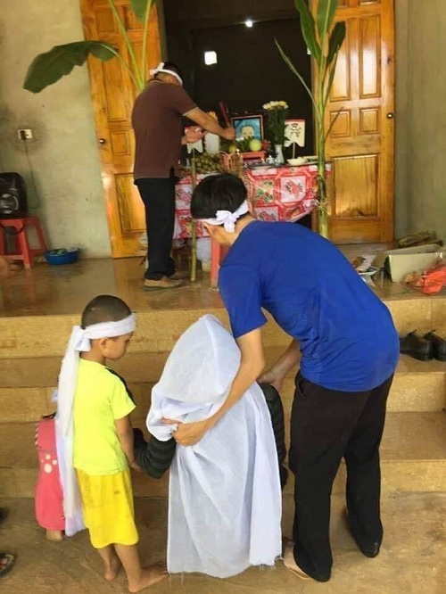 Vợ trẻ, con thơ khóc ngất trước quan tài người cha tử nạn do sập giếng - 1