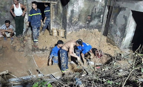 Vợ trẻ, con thơ khóc ngất trước quan tài người cha tử nạn do sập giếng - 2