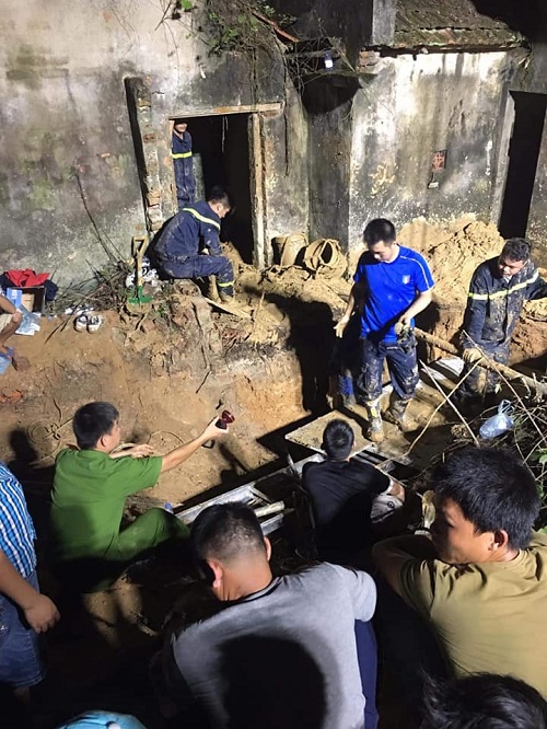 Vợ trẻ, con thơ khóc ngất trước quan tài người cha tử nạn do sập giếng - 3