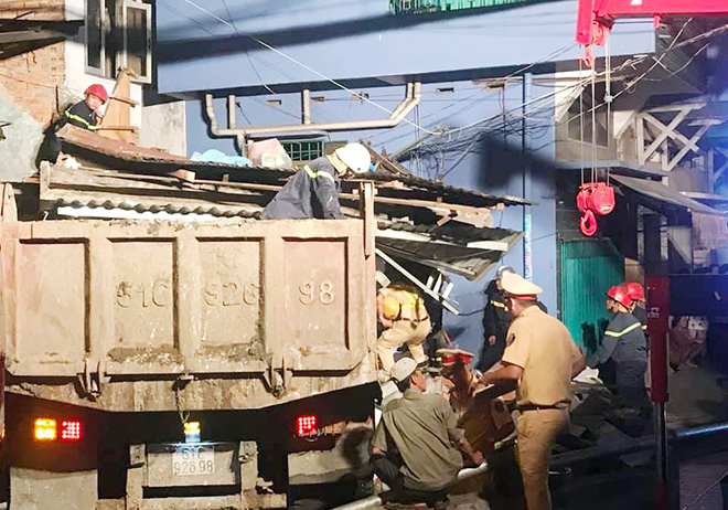 Xe ben lao như “tên bắn” dưới dốc cầu ở Sài Gòn gây cảnh tượng kinh hoàng - 4