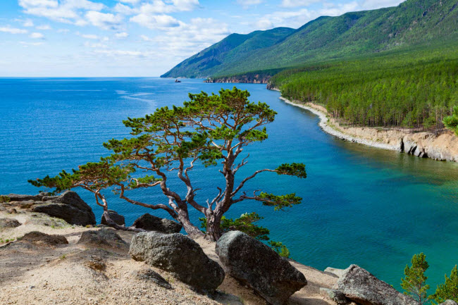 Baikal là hồ nước ngọt lớn và sâu nhất thế giới, với điểm sâu nhất là 1.642 m. Địa danh này được UNESCO công nhận là di sản thế giới vào năm 1996.