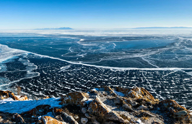 Vào những tháng mùa đông, mặt nước hồ Baikal đông cứng, tạo thành một sân băng khổng lồ.