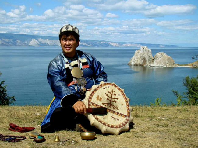Phần lớn cư dân trên đảo là những người dân tộc Buryat. Họ tin rằng hòn đảo là một địa điểm linh thiêng.