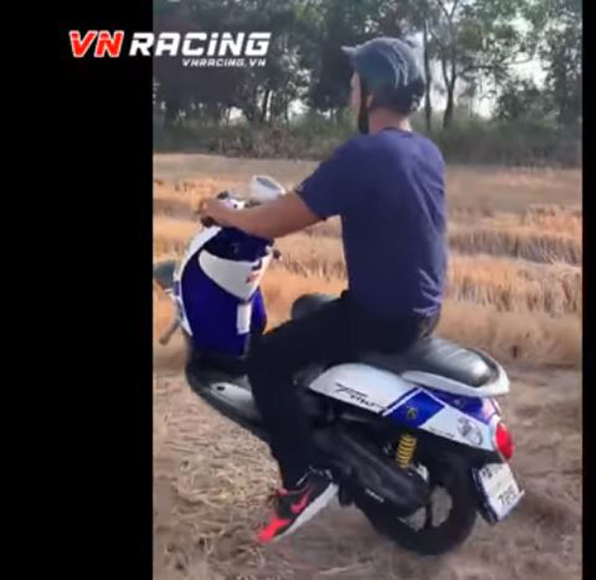 Video: Tháo bánh trước, bốc đầu trên ruộng và cái kết &#34;đắng&#34; - 1