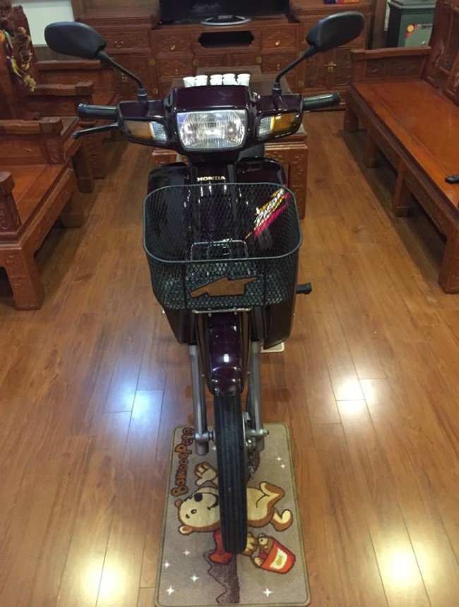 Honda Dream Lùn là tên gọi Việt hóa của dòng xe máy Honda Exces. Đây vốn là mẫu xe được nhập khẩu về thị trường Việt Nam từ những năm 90 của thế kỷ trước. Ảnh mặt trước chiếc Dream lùn của dân chơi xe Hưng Mặt Sắt ở Đông Anh, Hà Nội.