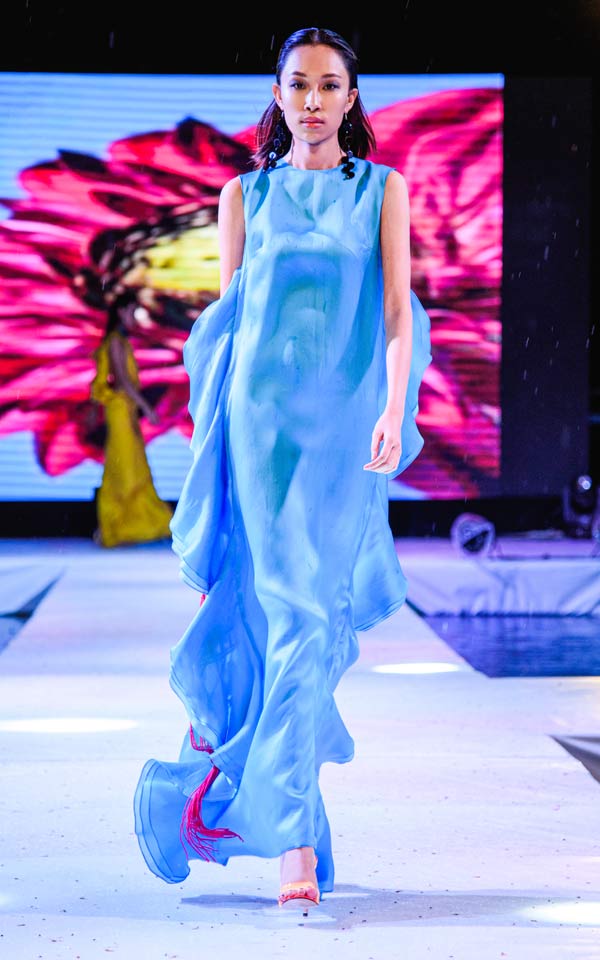 Nét Á đông rất đàn bà của &#34;cô Phượng&#34; trên sàn catwalk ở Gia Lai - 10