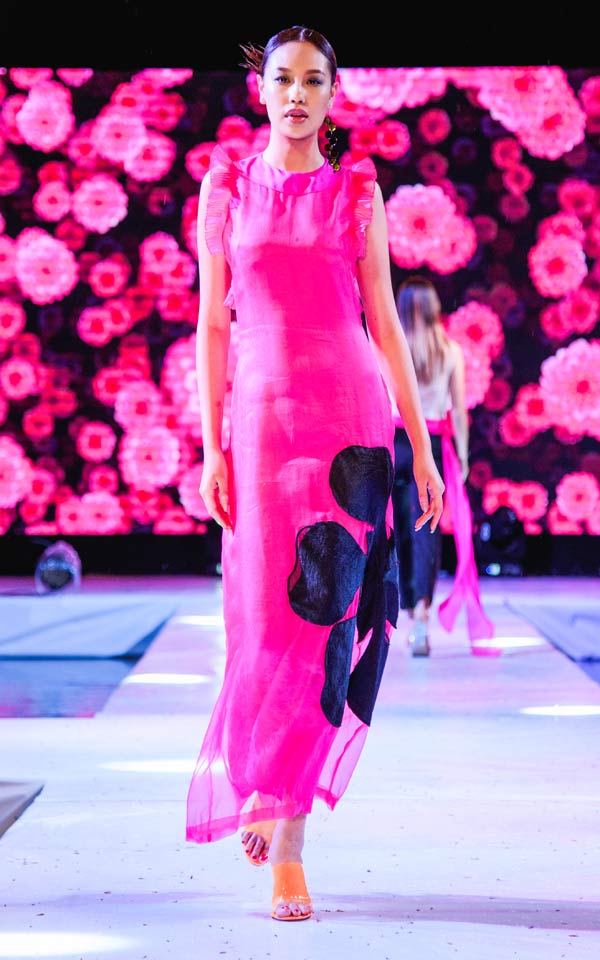 Nét Á đông rất đàn bà của &#34;cô Phượng&#34; trên sàn catwalk ở Gia Lai - 4