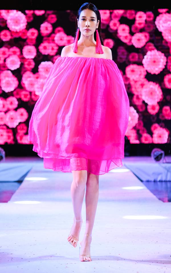 Nét Á đông rất đàn bà của &#34;cô Phượng&#34; trên sàn catwalk ở Gia Lai - 9