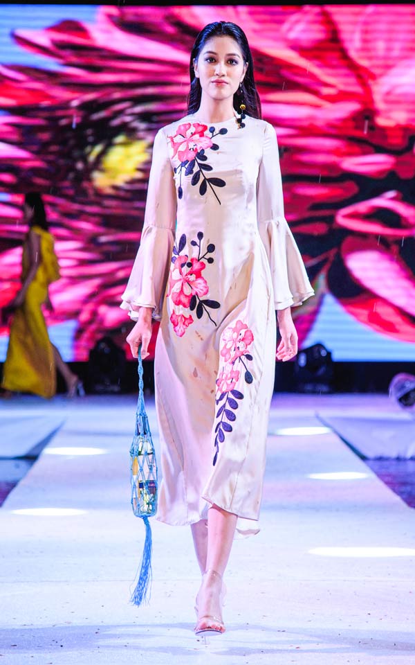 Nét Á đông rất đàn bà của &#34;cô Phượng&#34; trên sàn catwalk ở Gia Lai - 12