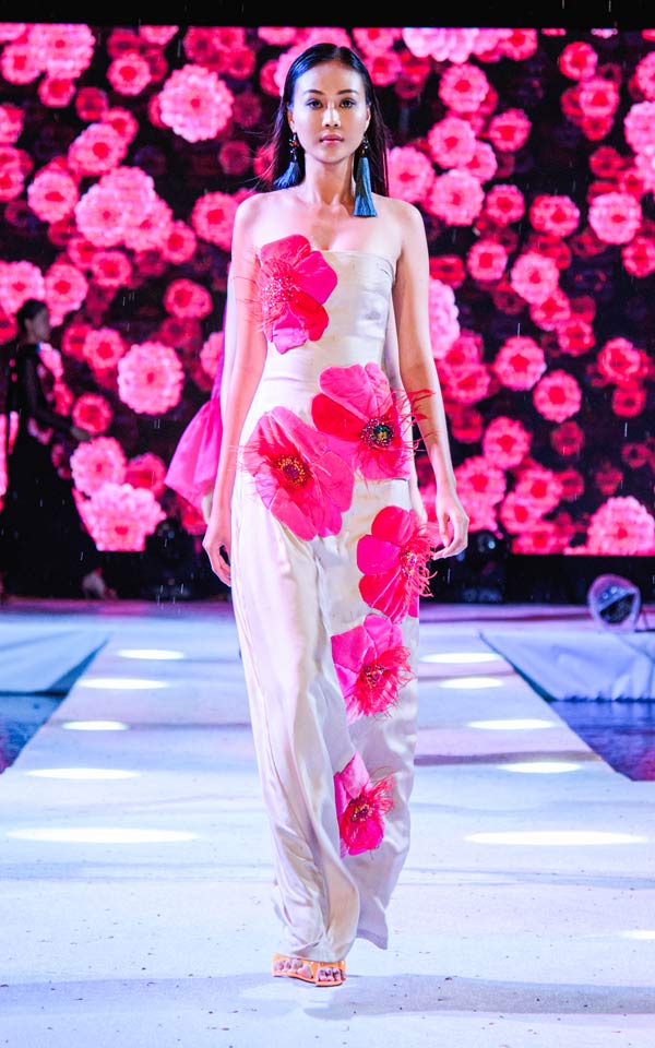 Nét Á đông rất đàn bà của &#34;cô Phượng&#34; trên sàn catwalk ở Gia Lai - 13