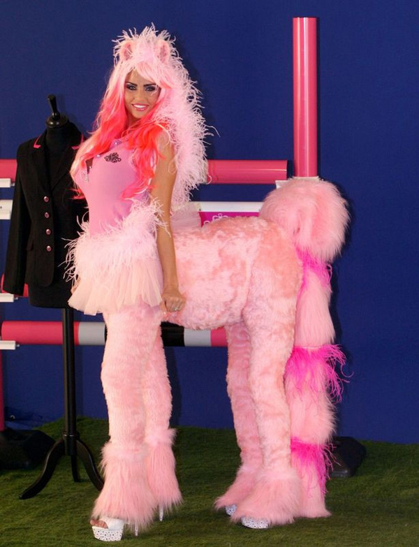 "Siêu phẩm tạp chí đàn ông" nước Anh diện bikini lưới đi cắt cỏ - 7