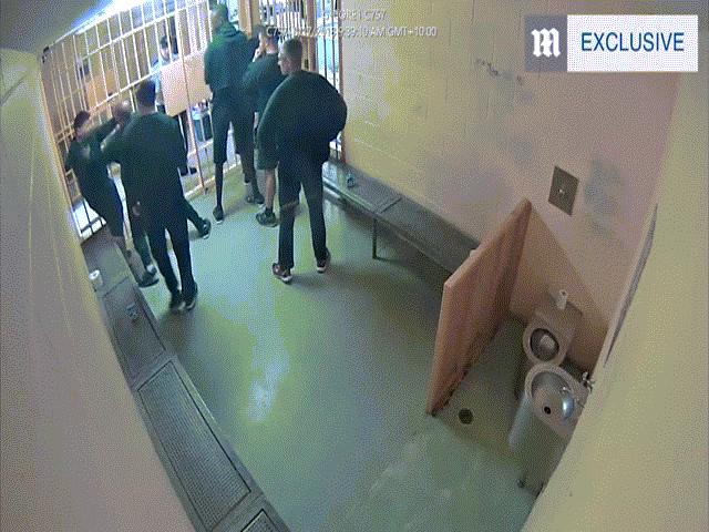 Thế giới - Úc: Vừa nhốt chung 6 giây, 2 tay "anh chị" xông vào đấm đá nhau túi bụi