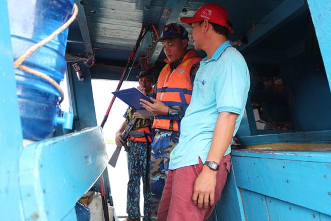 Cảnh sát biển &#34;vén màn bí mật&#34; bên trong con tàu mang biển số giả - 1
