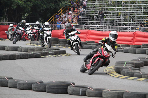 Lần đầu xem đua xe mô tô ở "chảo lửa" Mỹ Đình - 4
