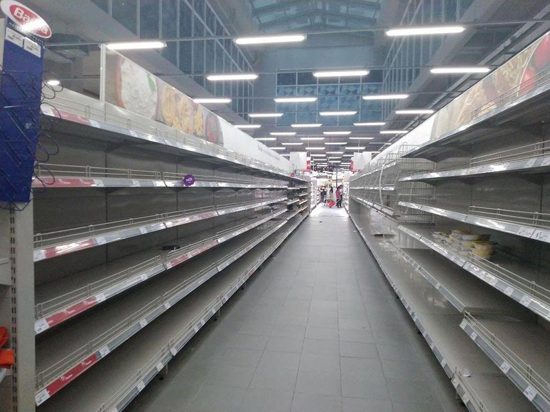 Siêu thị Auchan trống trơn sau 6 ngày xả hàng giảm giá - 1