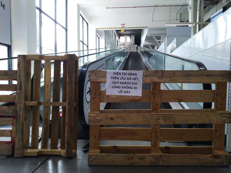 Siêu thị Auchan trống trơn sau 6 ngày xả hàng giảm giá - 11