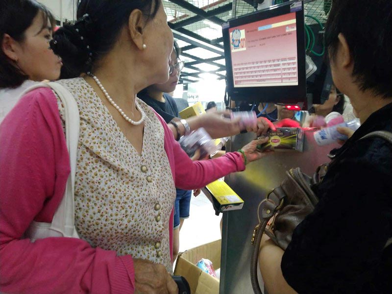 Siêu thị Auchan trống trơn sau 6 ngày xả hàng giảm giá - 12