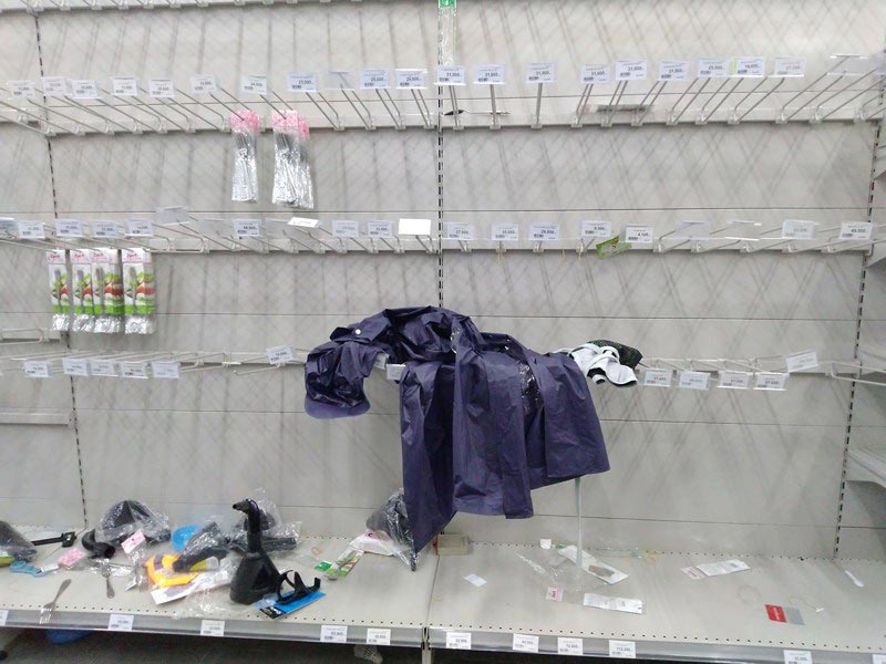 Siêu thị Auchan trống trơn sau 6 ngày xả hàng giảm giá - 9
