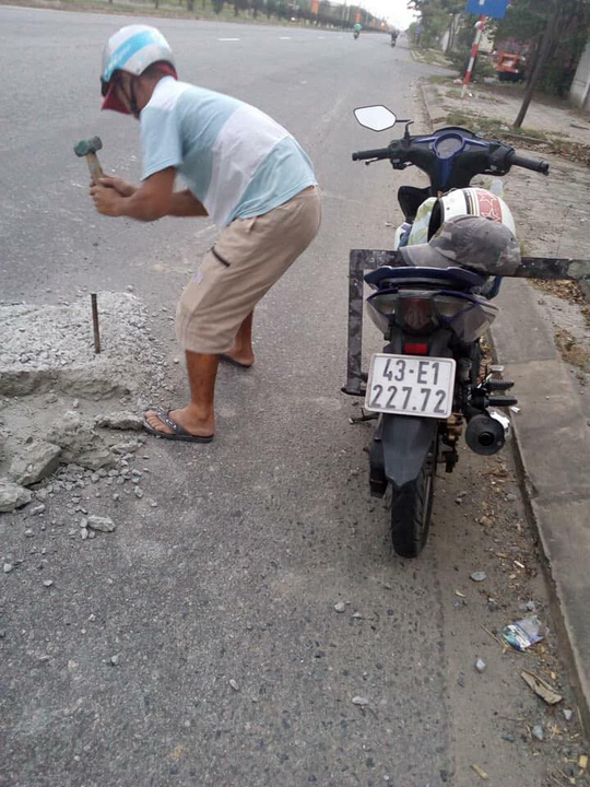 Vụ 2 thợ đá gây &#34;sốt&#34; mạng xã hội: Do đơn vị quản lý đường chưa phát hiện kịp - 1