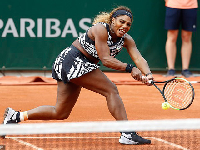Serena Williams mặc váy "siêu anh hùng" sau lệnh cấm đồ bó sát