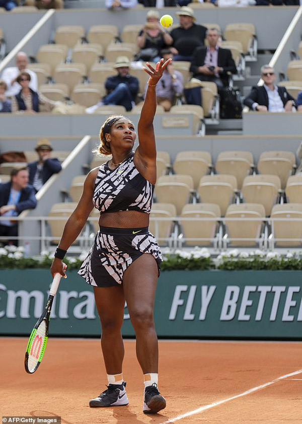 Serena Williams mặc váy &#34;siêu anh hùng&#34; sau lệnh cấm đồ bó sát - 1
