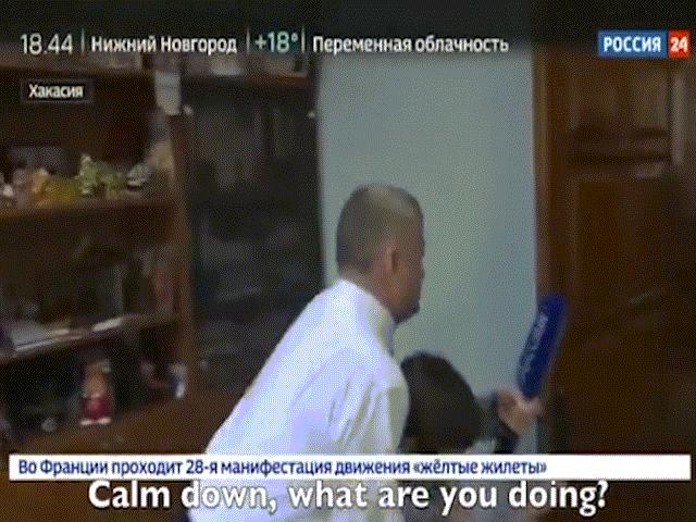 Thế giới - Bị hỏi câu hiểm, quan chức Nga nổi xung quật phóng viên xuống sàn