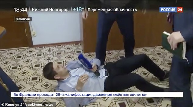 Bị hỏi câu hiểm, quan chức Nga nổi xung quật phóng viên xuống sàn - 1