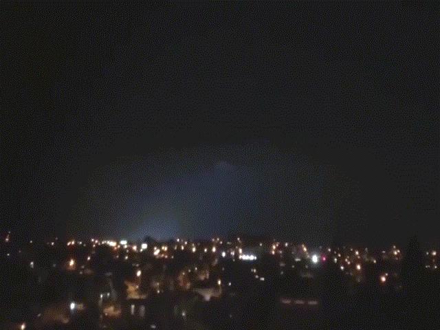 Phi thường - kỳ quặc - UFO to hơn cả sân bóng đá rọi sáng trời đêm