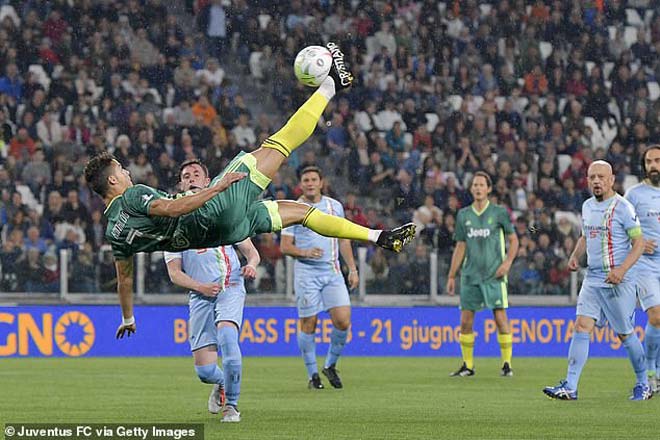 Ronaldo thư hùng dàn SAO huyền thoại: Suýt tái hiện siêu phẩm vào lưới Buffon - 1