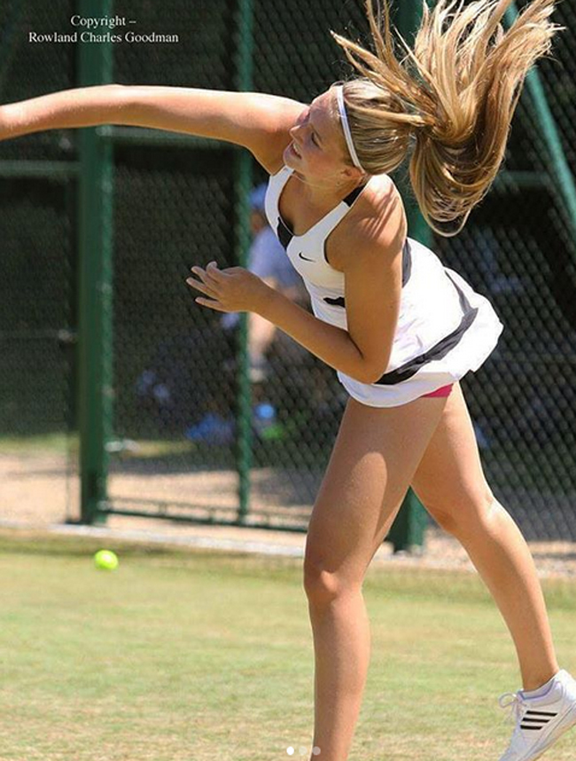 Scarlett Hutchinson tay vợt mới 17 tuổi người Anh là cái tên đang gây sốt mạng xã hội nhờ sở hữu vẻ đẹp xuất chúng.
