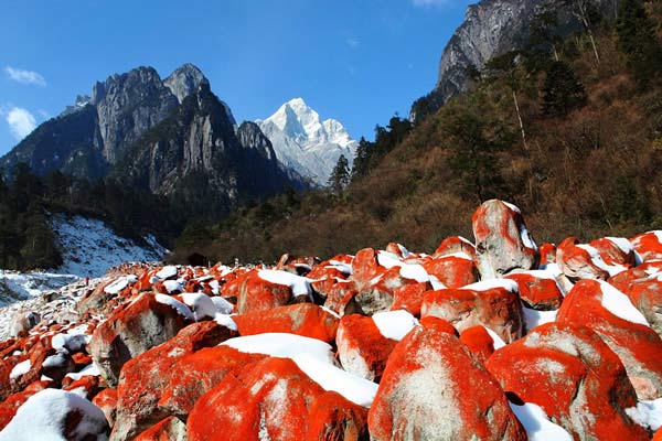 Sông băng, núi tuyết, bãi đá đỏ hút du khách đến con đường tơ lụa cổ đại - 7