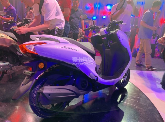 Avenue 125 được thừa hưởng cách thiết kế từ dòng xe tay ga Yamaha Lexi và NMax và có nhiều nét gợi nhắc tới đối thủ Honda PCX.