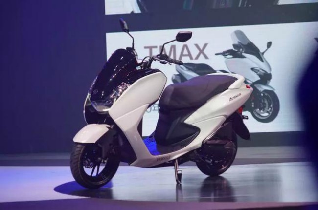 Sàn để chân xe rộng rãi tạo không gian thoải mái cho lái xe.