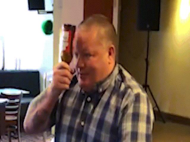 Phi thường - kỳ quặc - Dùng chai bia đập vào trán để kiếm 25 USD và kết quả tẽn tò