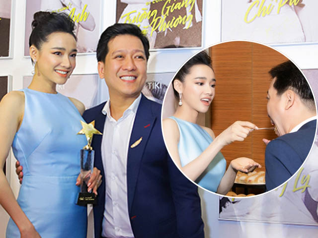 Đời sống Showbiz - Trước mặt quan khách, vợ chồng Trường Giang vẫn vô tư làm hành động này