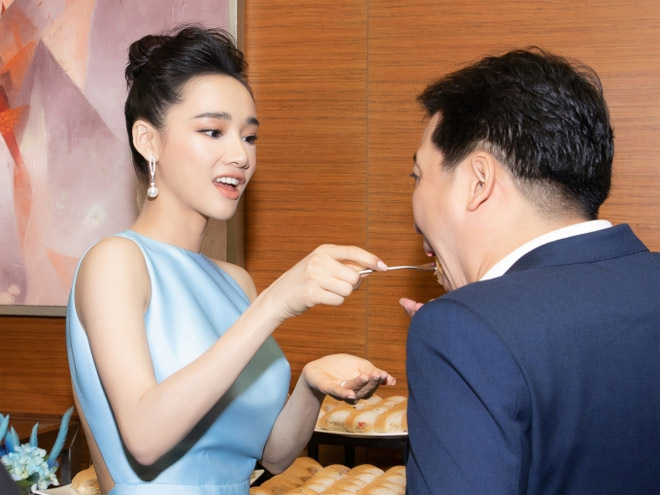 Trước mặt quan khách, vợ chồng Trường Giang vẫn vô tư làm hành động này - 4